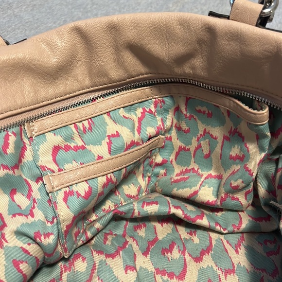 Guess purse. - Picture 6 of 7